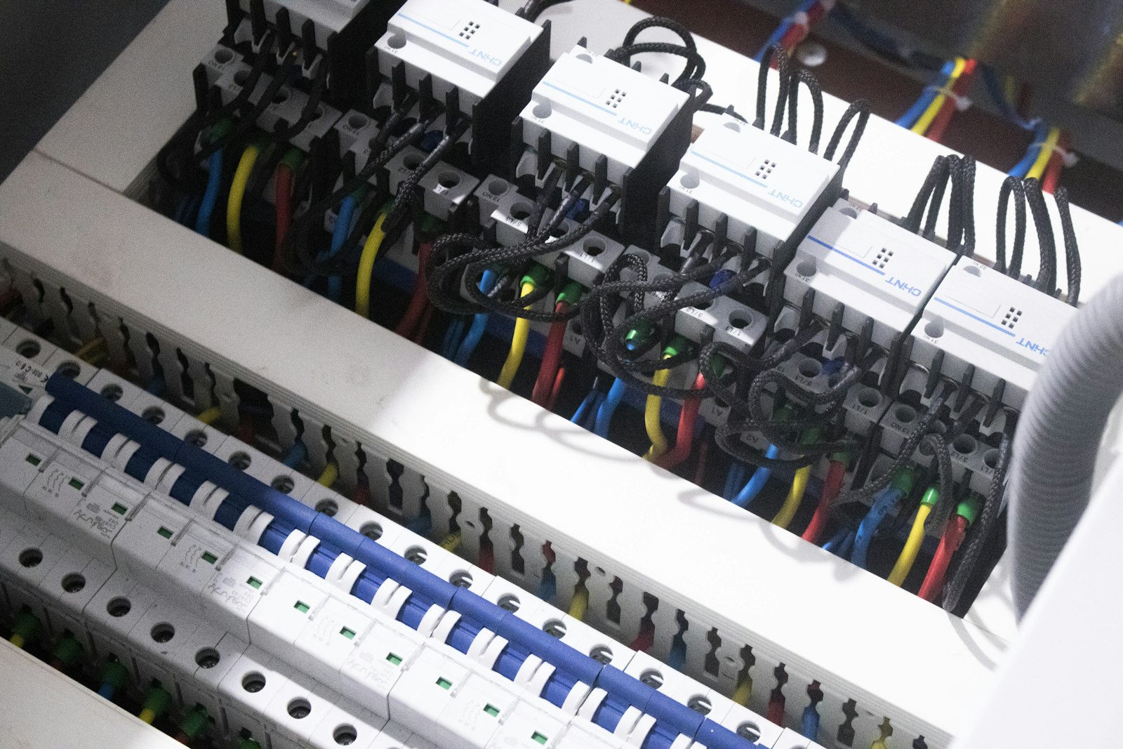 Quadro elétrico em instalação, com disjuntores e cablagem organizada
