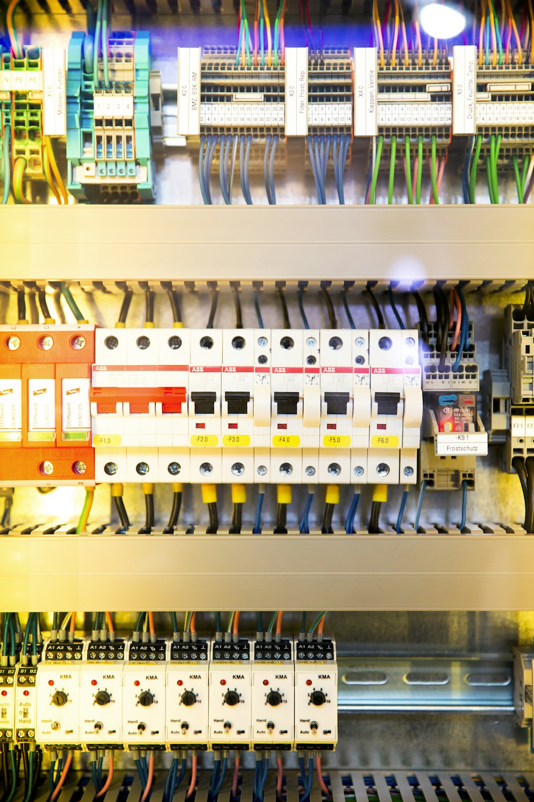 Quadro elétrico moderno com todos os circuitos etiquetados