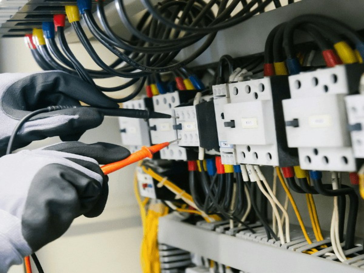 Medição com multímetro num quadro elétrico durante uma instalação